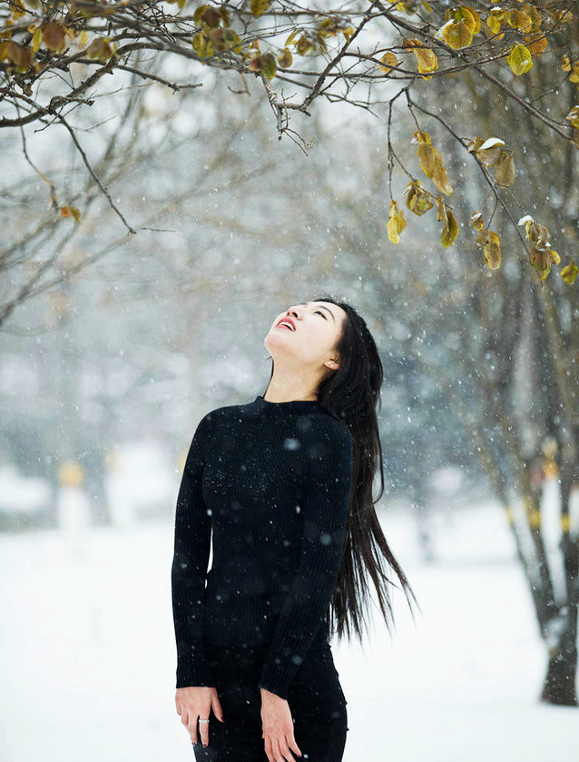 镜头下的一个在户外雪景下的长发美女
