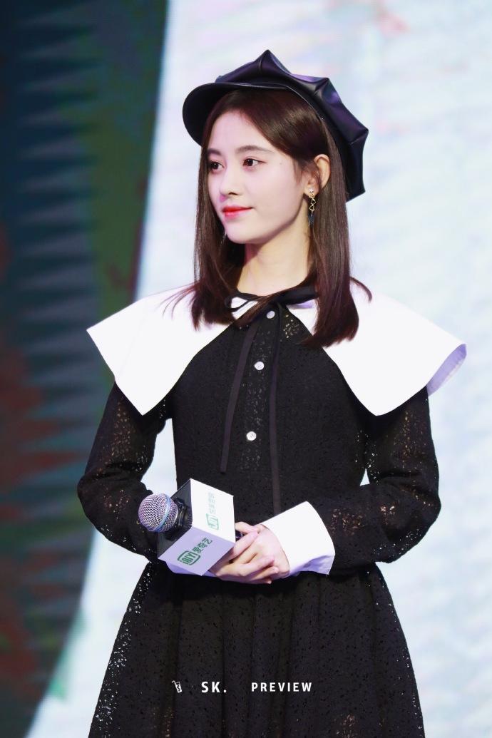 鞠婧祎戴黑色贝雷帽穿小黑裙亮相活动,皮肤白皙笑容灿烂心情佳