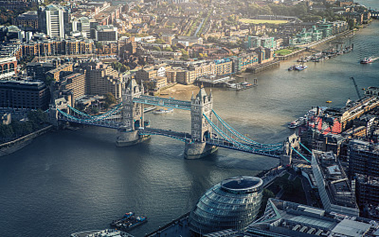 大不列颠的首都,是世界上最大的金融和贸易中心,那就是伦敦