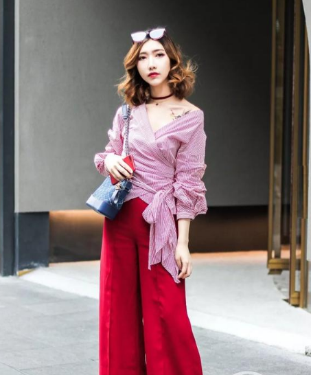 路人街拍:图一小姐姐粉色上衣搭配红色裤子,时尚个性又气质!