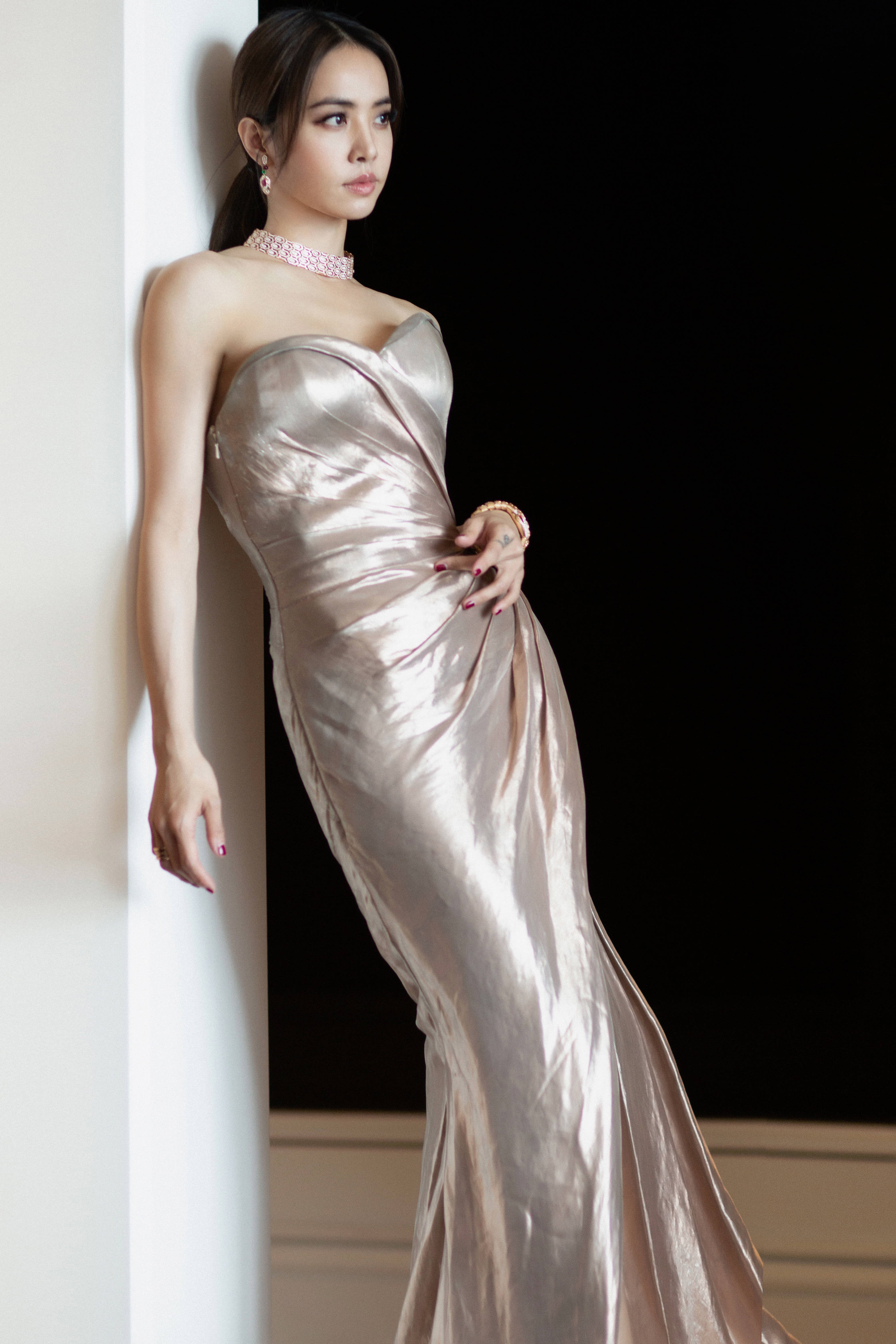 蔡依林出席活动一袭金色抹胸长裙,时尚优雅,长腿尽显