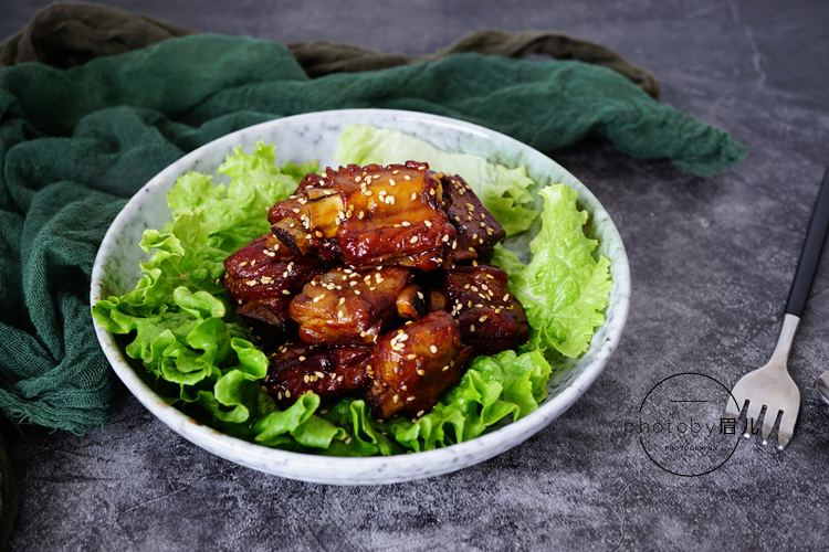 制作过程: 1,做糖醋排骨最好选择肋排,这样不仅是吃起来方便,摆盘也