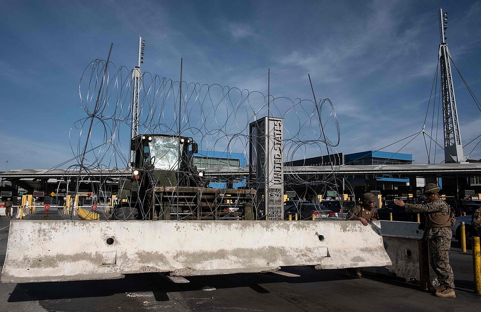 星期二(11月13日),蜂拥而至的中美洲难民在墨西哥特皮克的大道上行进.