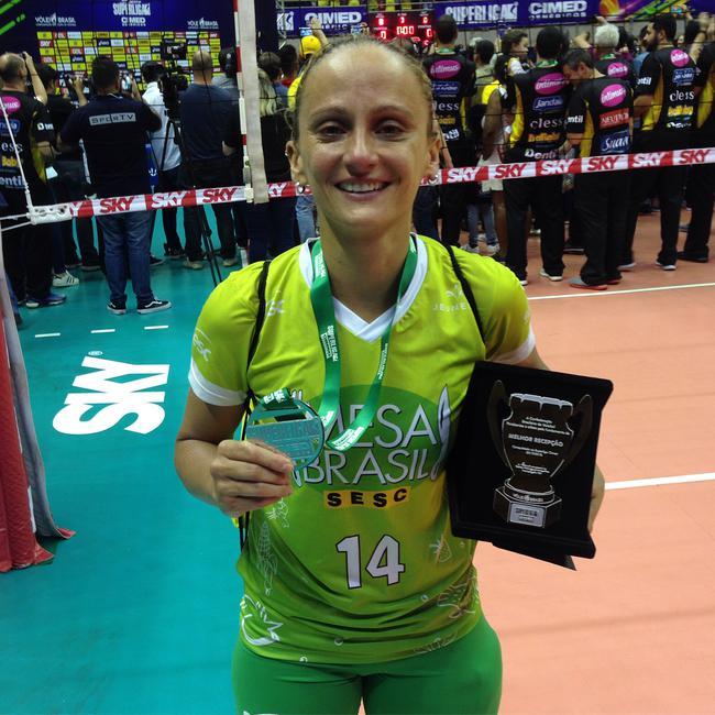 巴西女排自由人妻子怀孕!奥运2金得主娶排协官员 捂老婆孕肚幸福