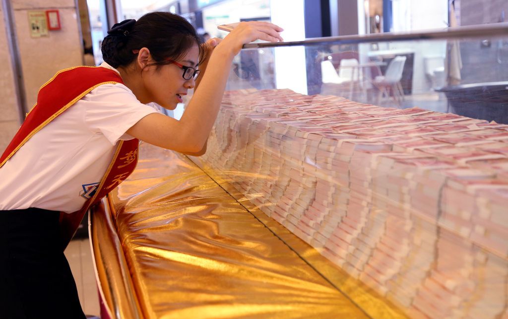 一亿元人民币现金,能有多高,多长,多重呢?看完震撼了!