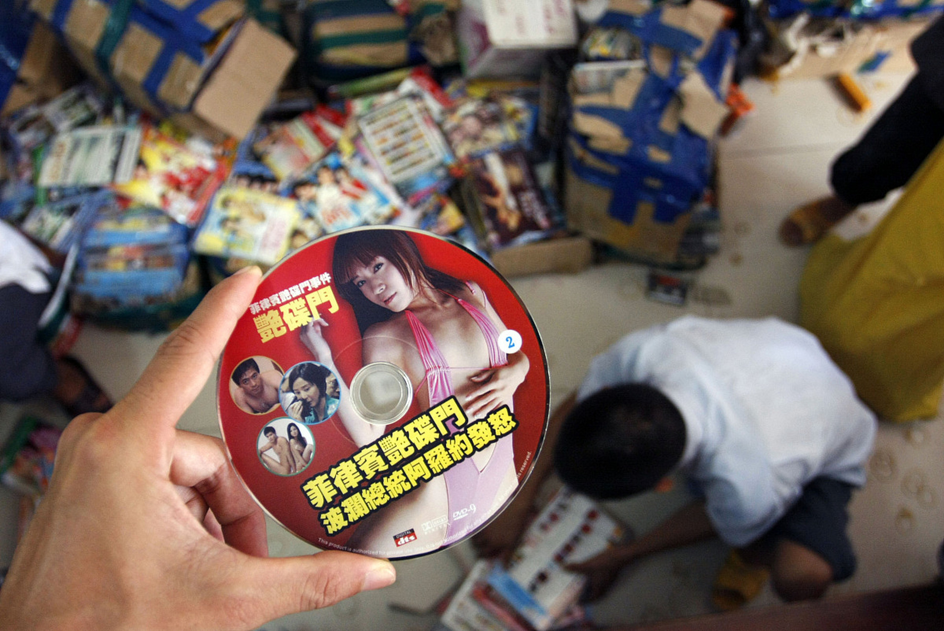 黄赌毒是指黄色内容,赌博和毒品三种行为,对个人和社会的危害非常严重