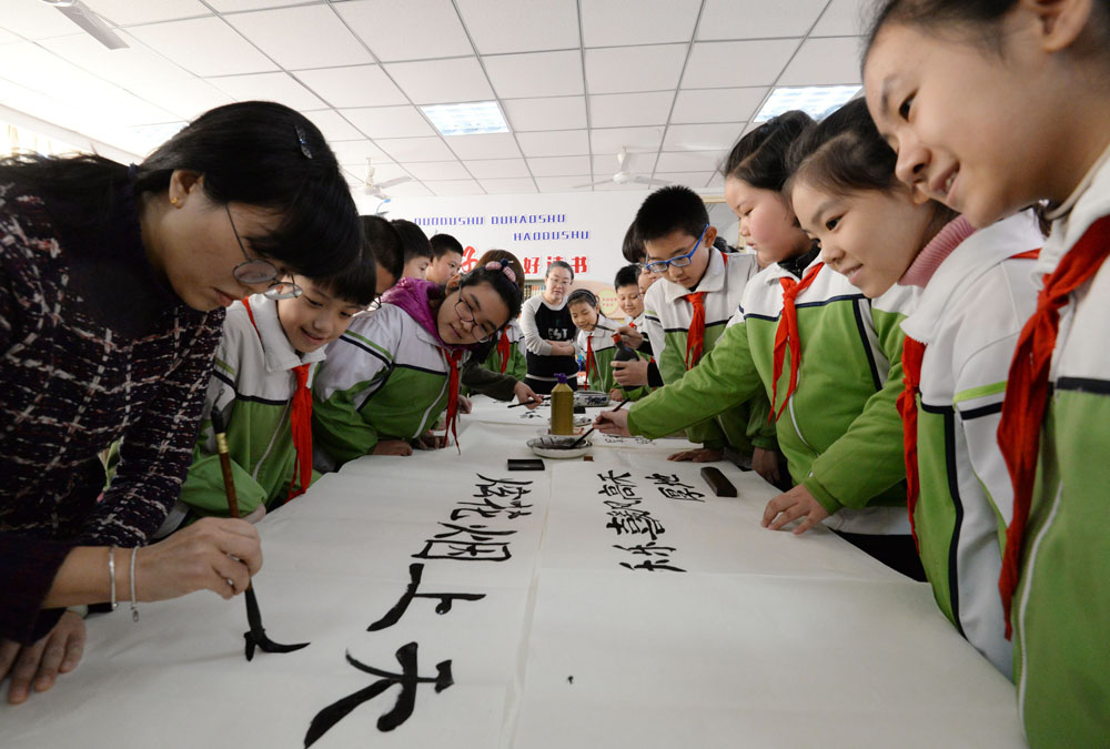 小学生与老师同场写书法,弘扬书法传统文化迎接2019年