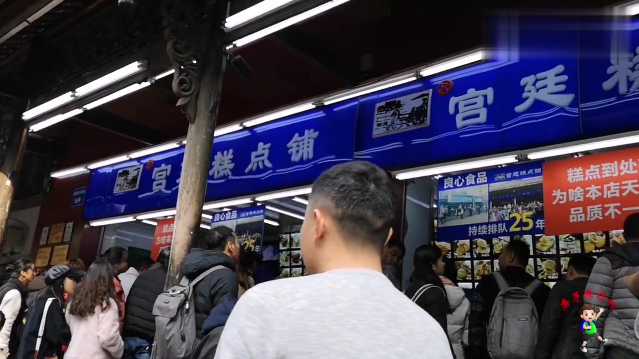 上百人在成都街头排队买什么呢?
