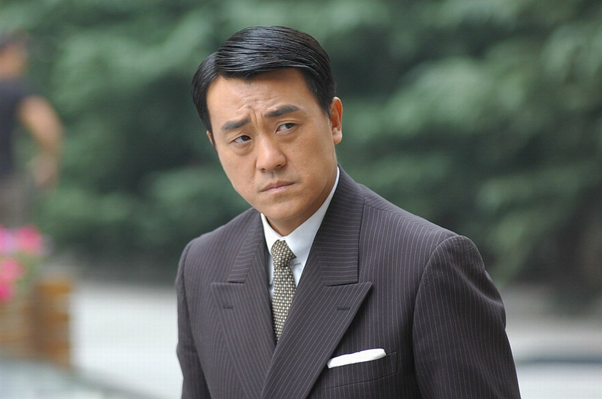 何冰是一位备受赞誉的演员,他在电视剧《白鹿原》中饰演鹿子霖一角.