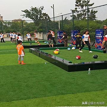 新型台球桌——潘卡足球:用脚踢的台球