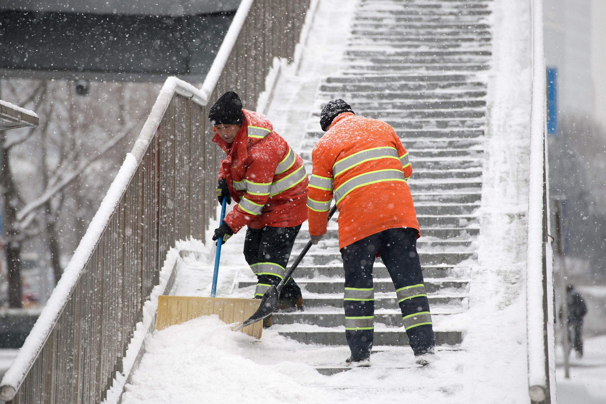 央视新闻 关注雪天里的劳动者