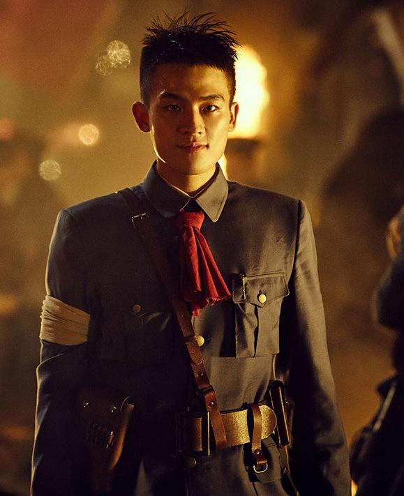 他被称为"男版景甜",有个影后女友,却被爆出道前被包养