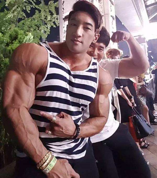韩国健美先生黄哲勋,自然健身16年,一身巨无霸肌肉令人震惊