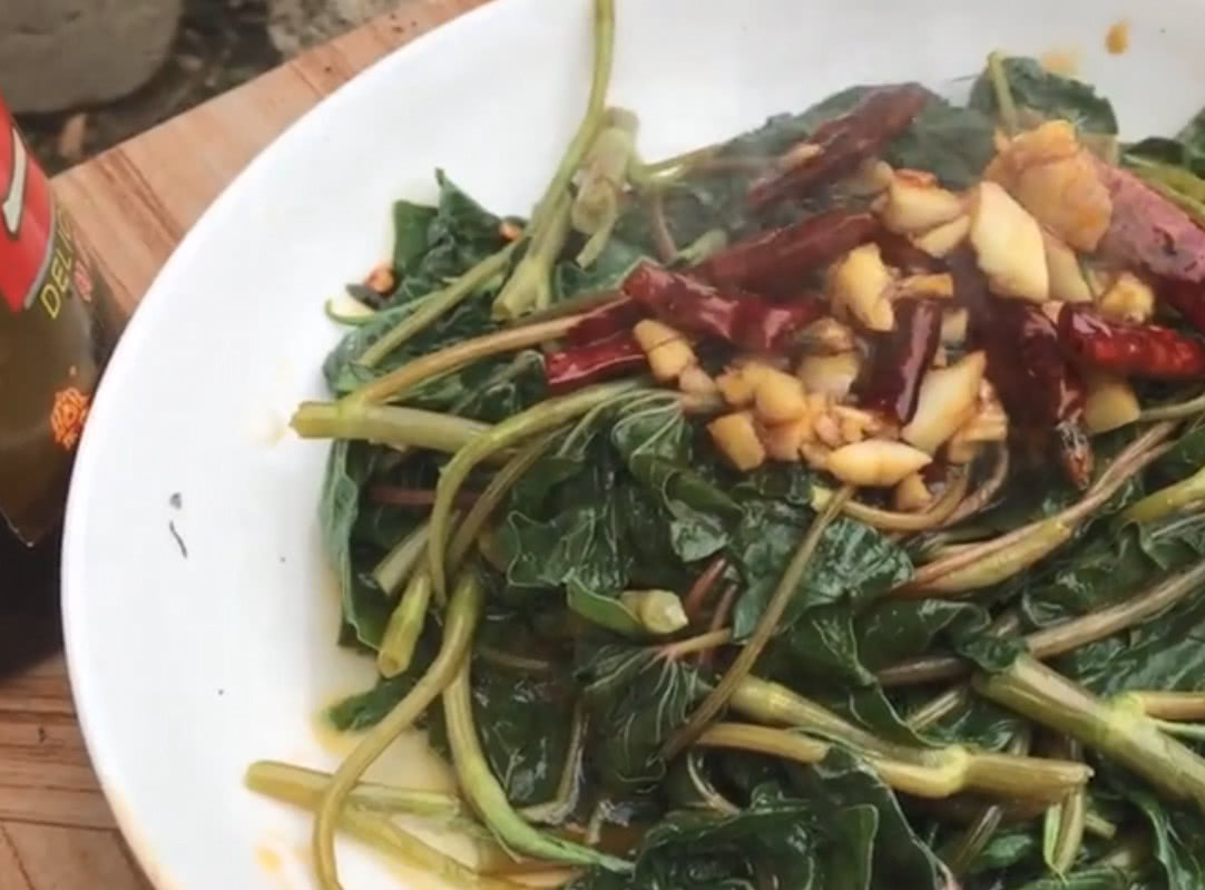 这种自带酸味的"野空心菜",不加醋都很酸,用来凉拌很