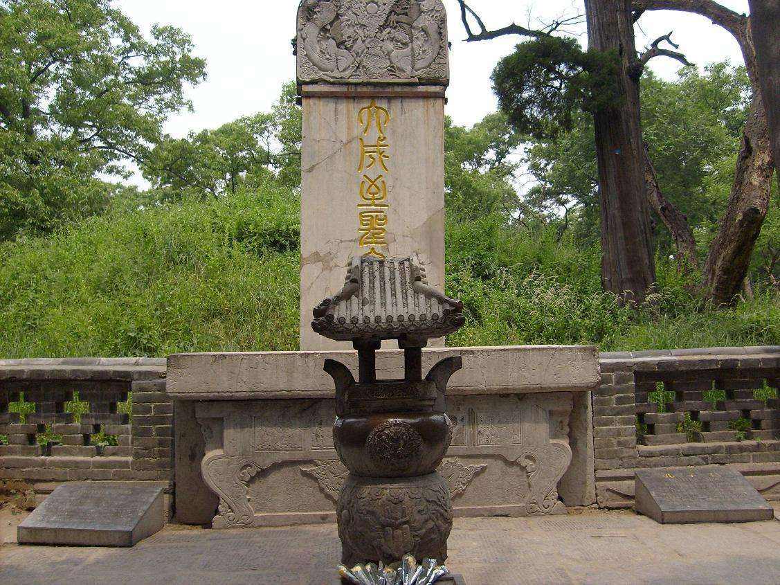 康熙皇帝拜孔庙不下跪,只因墓碑上有这个字,遮住才跪拜