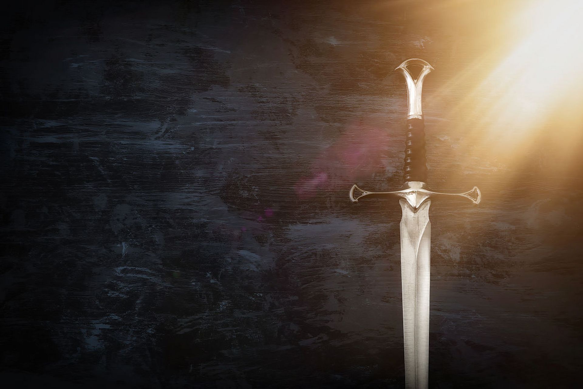 达摩克利斯之剑,这是悬在头上的永远的危机. 生于黑暗,追逐黎明.