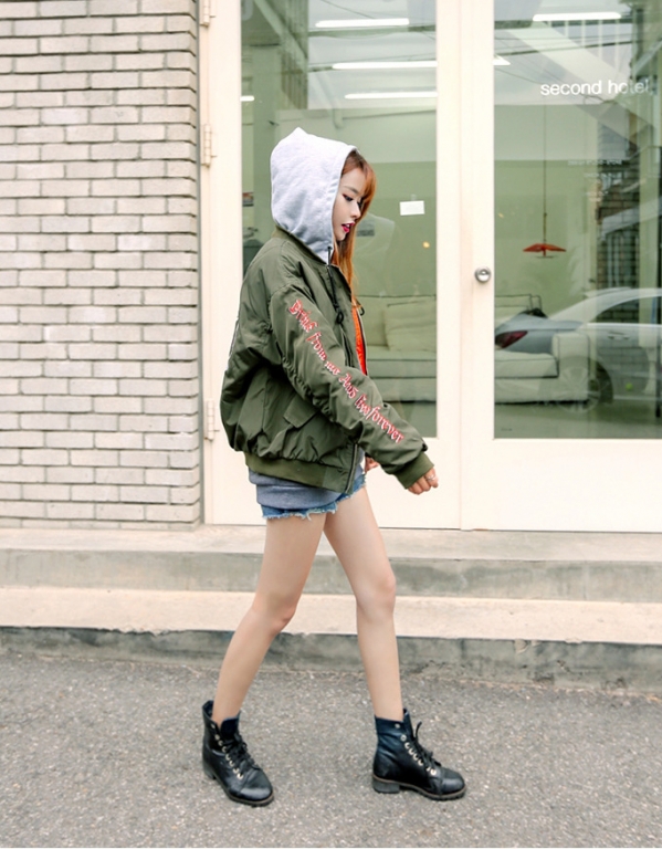 飞行服夹克搭配小喇叭裤,像《这个杀手不太冷》里的小女主一样,再配上