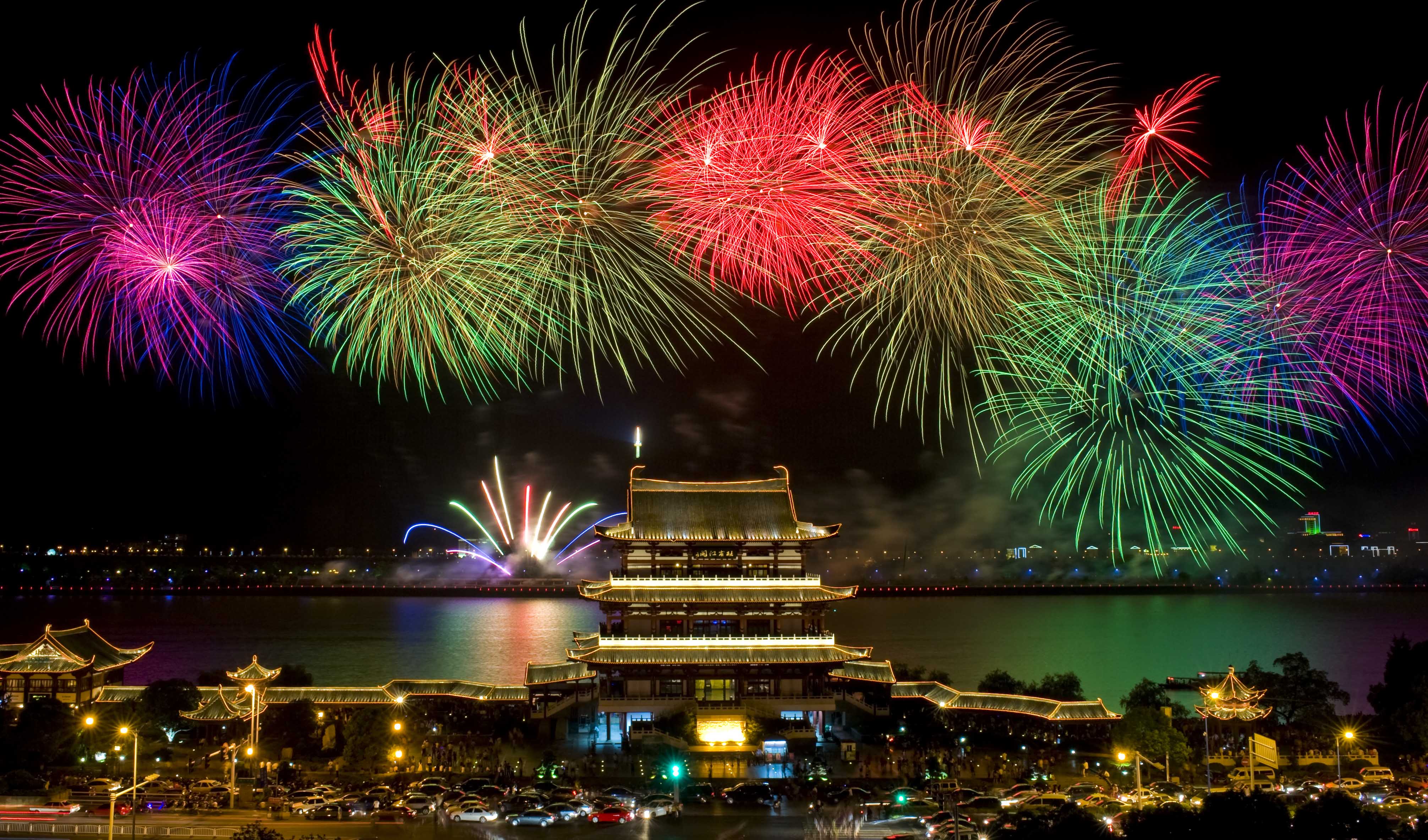 现在过年很多人喜欢旅游过年,大家是喜欢传统在家过年还是旅游?