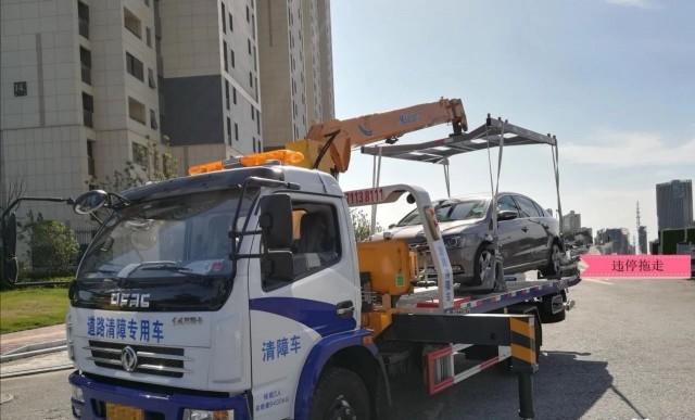 昆山交警路边"抓娃娃"看哪辆车还敢违停