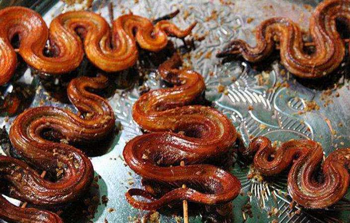 女生不敢吃的5种烧烤,"牛蛙蚕蛹蛇"等,全吃过的敬你是汉子!