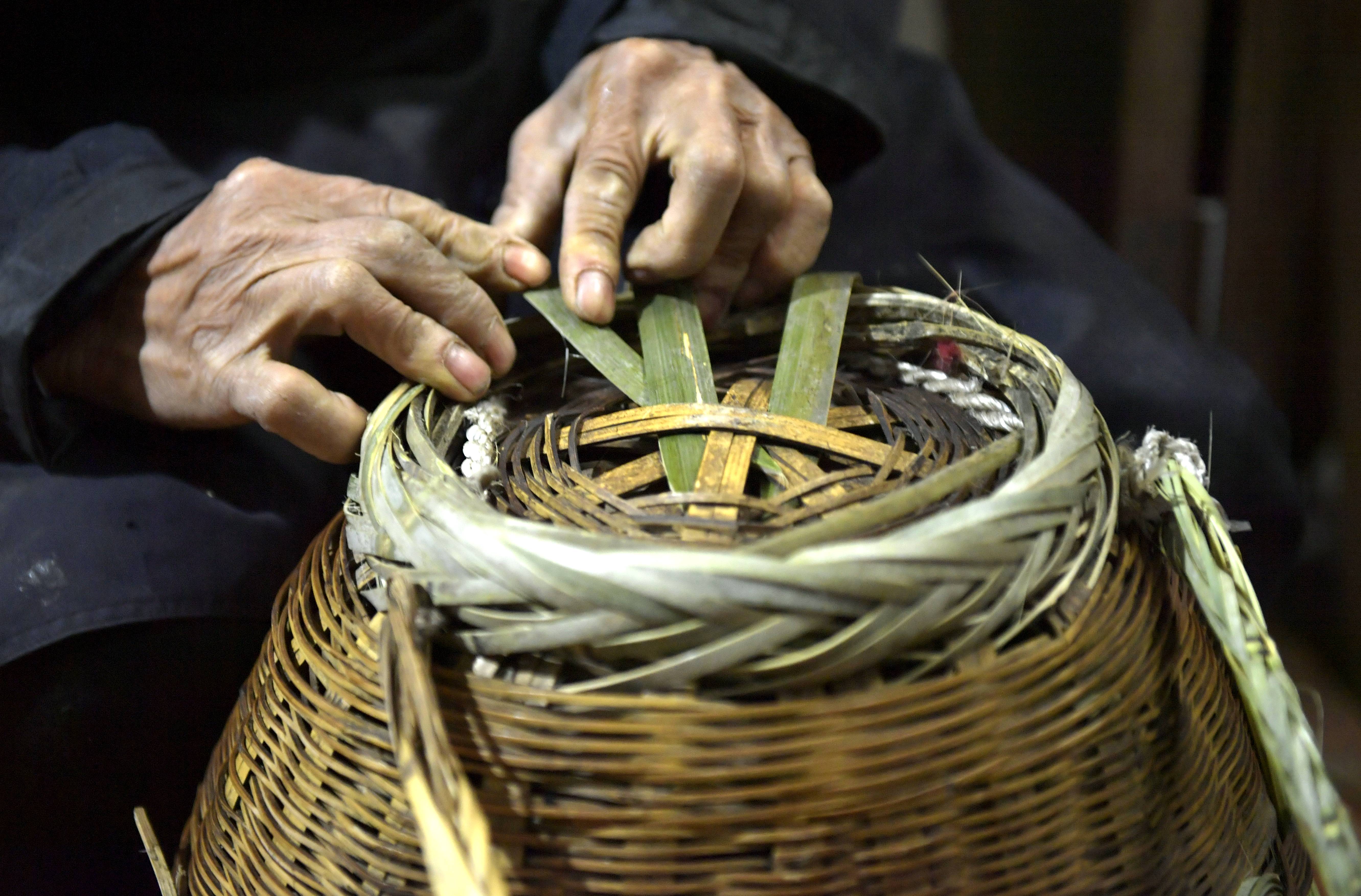 湖北恩施:庆阳古街上的篾货维修师傅(3)