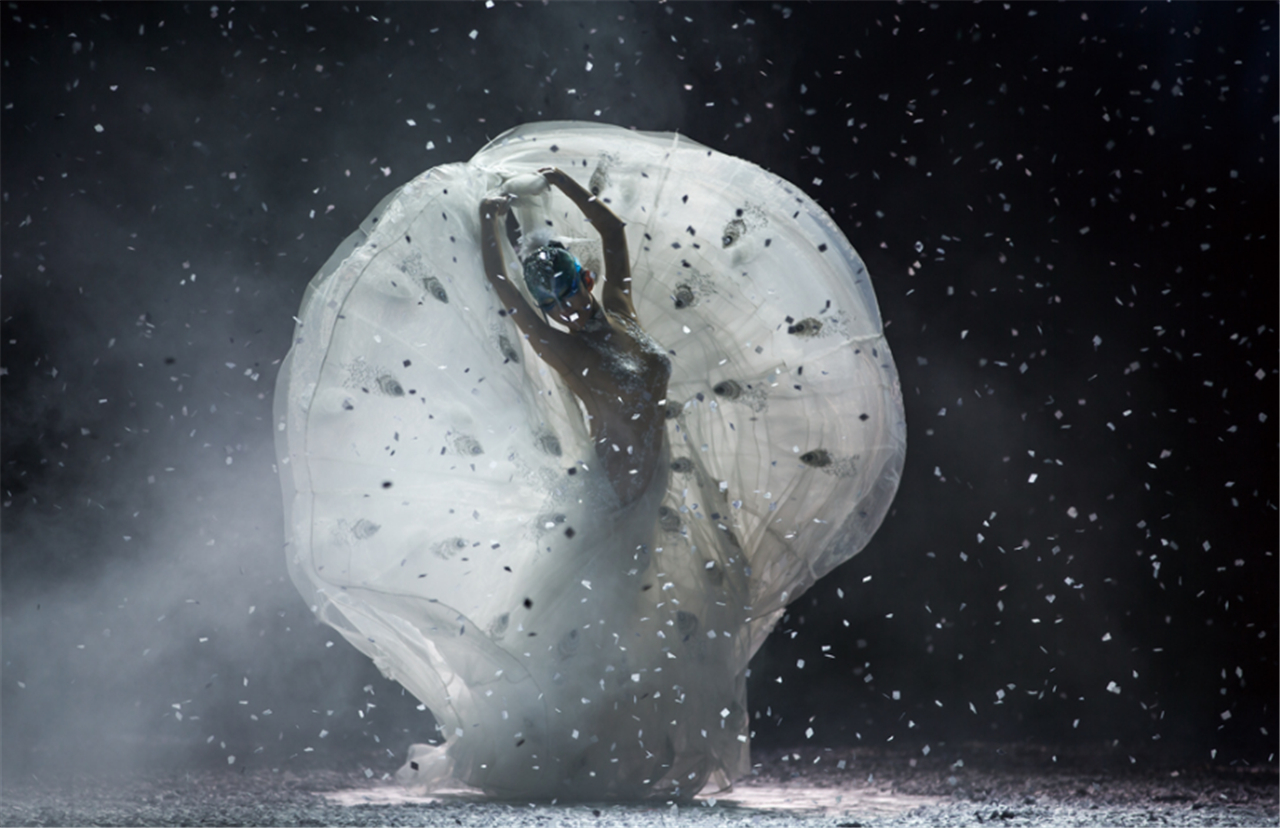 杨丽萍秀背影美照,表示不敢相信是自己,网友称p过头了