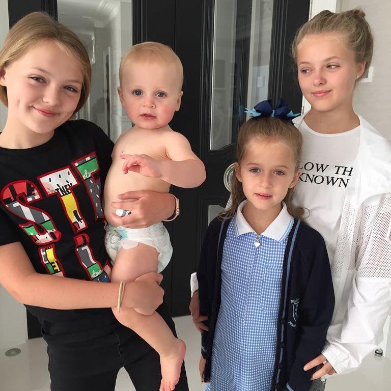 杰拉德晒全家福三个女儿貌美如花!他曾激吻8岁二女儿惹轩然大波