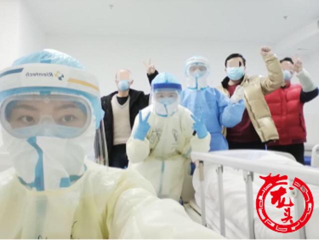 出院患者在防护服上写"济世为民"护士郭莹莹:这是对我们最好的回报