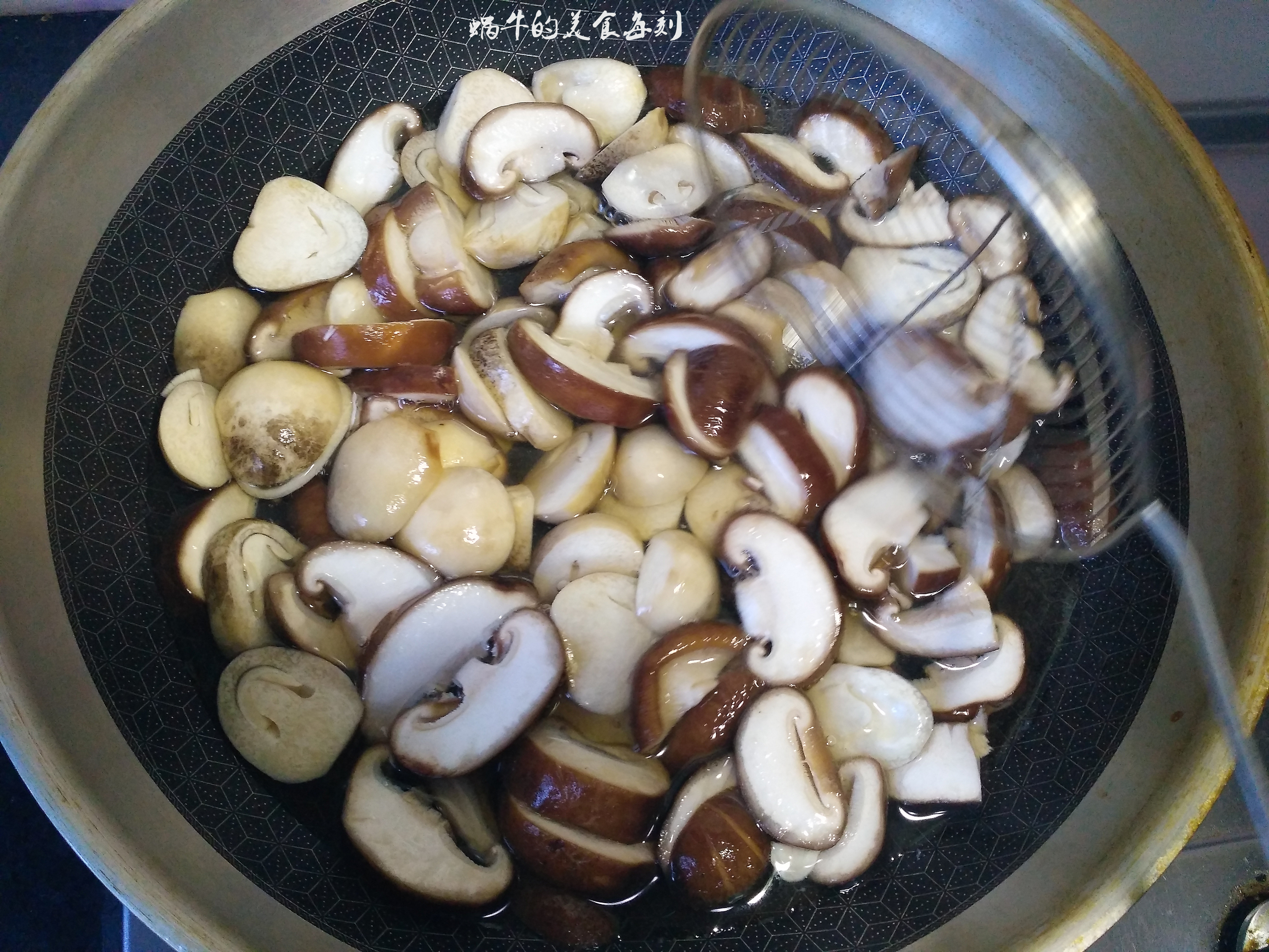 适量清水烧开,把香菇草菇焯一下水.