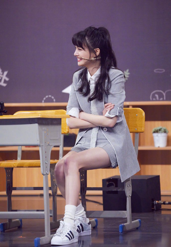 28岁郑爽上演校服诱惑,高扎马尾配长筒袜百褶裙,比少女还少女!