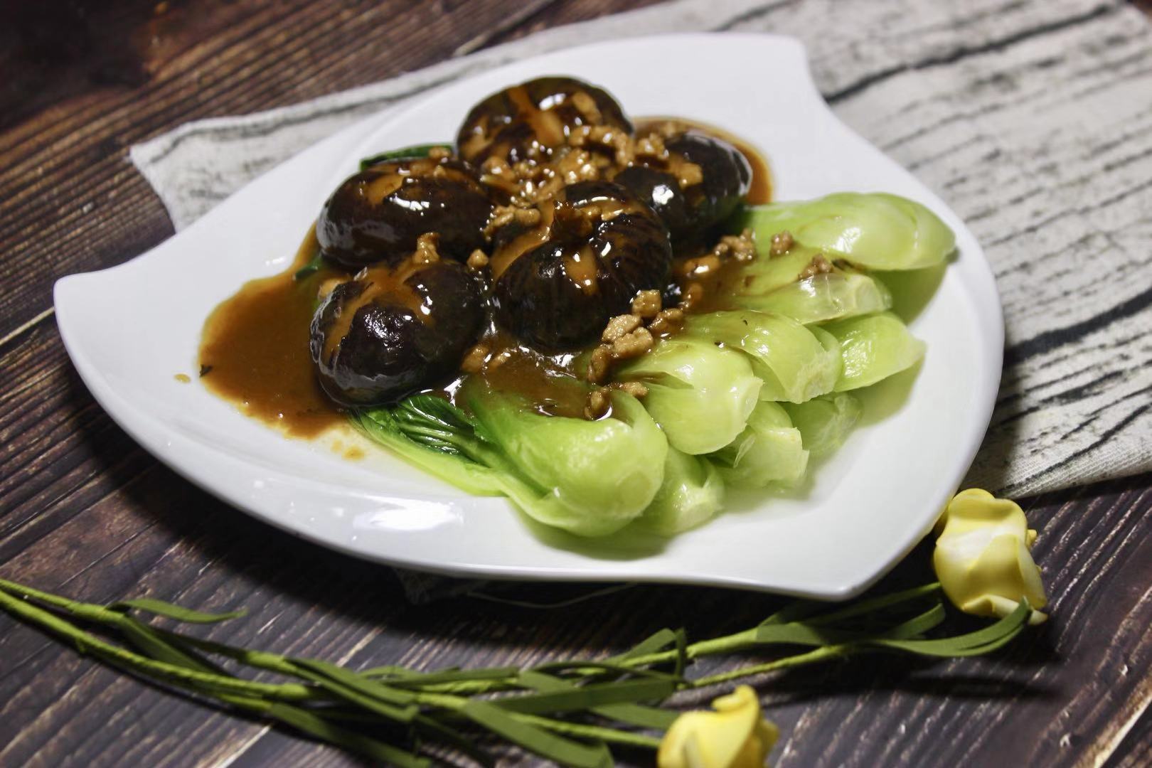 嫩滑的香菇搭配上海青,美味无法挡,营养又健康