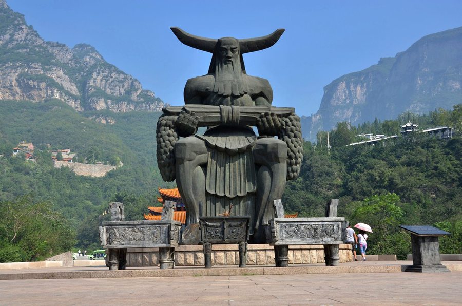 河南一山,主峰海拔1028米,炎帝曾在此尝百草,辨五谷!