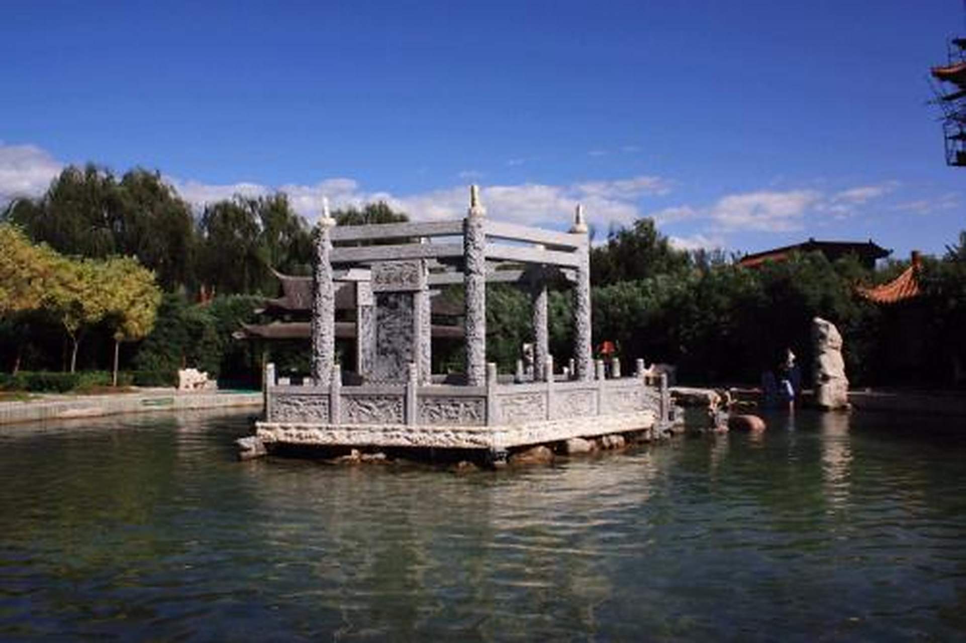 龙脉温泉度假村位于北京昌平小汤山,有着南国风光,北国水域,有兔耳岭