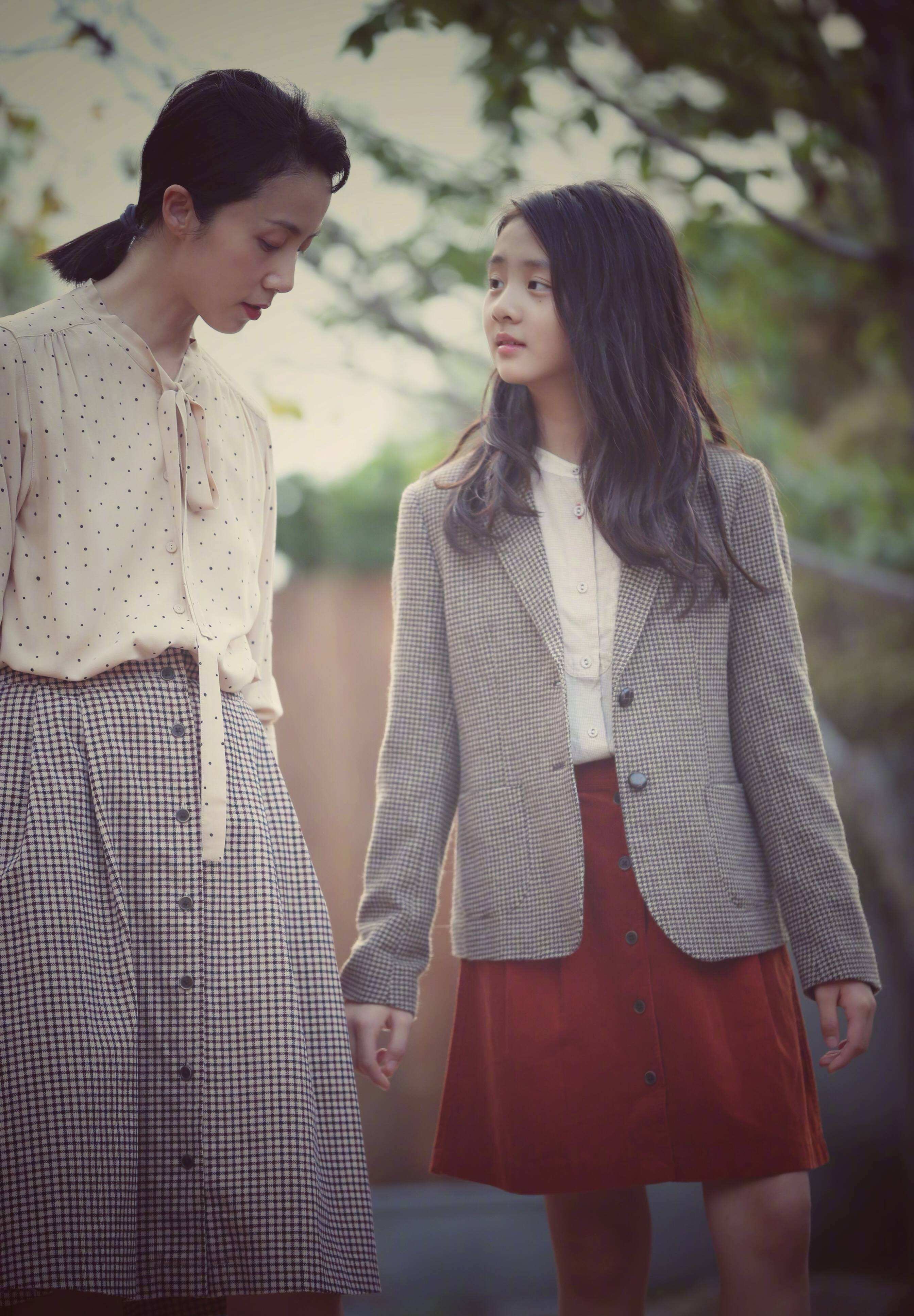 孙莉外出吃甜点,黄多多穿着学生服指甲却比同框阿姨更抢镜!