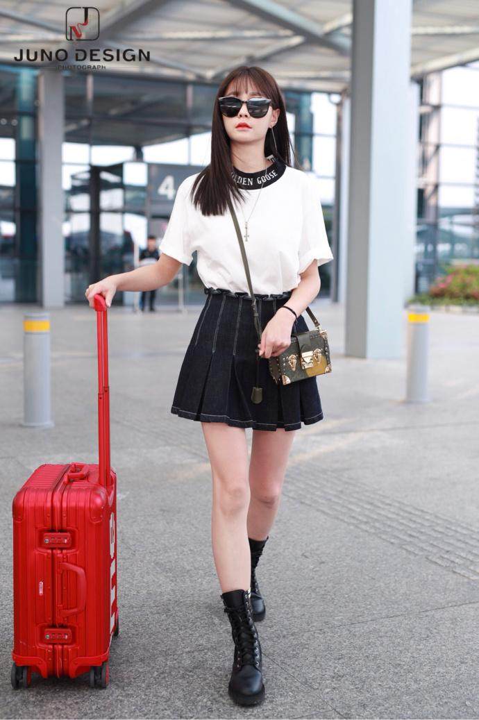 沈梦辰为了显脚细也是豁出去了,三伏天穿马丁靴,网友:不热吗?