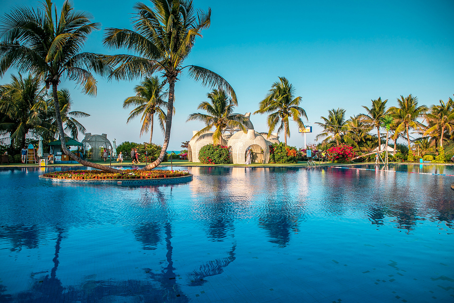 蜈支洲岛又名情人岛,其名字的由来,也有一个美丽的传说.