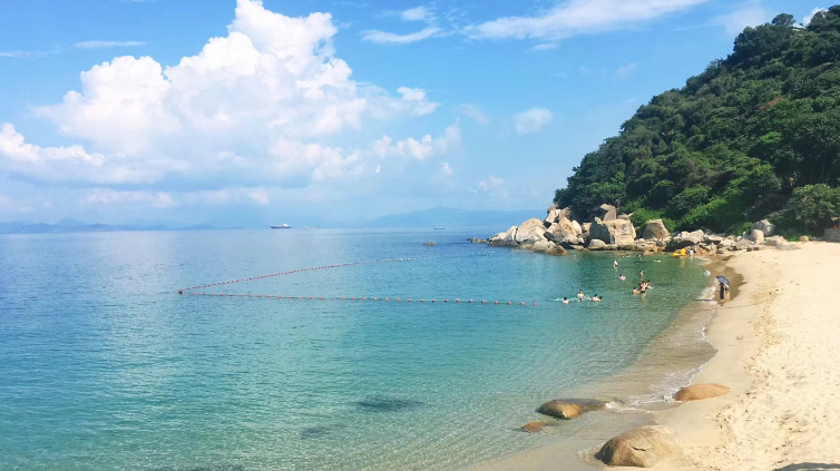 深圳柚柑湾是一个酒店的私家海滩,景色十分的优美