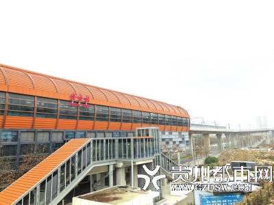 地铁窦官站昨日喜开张