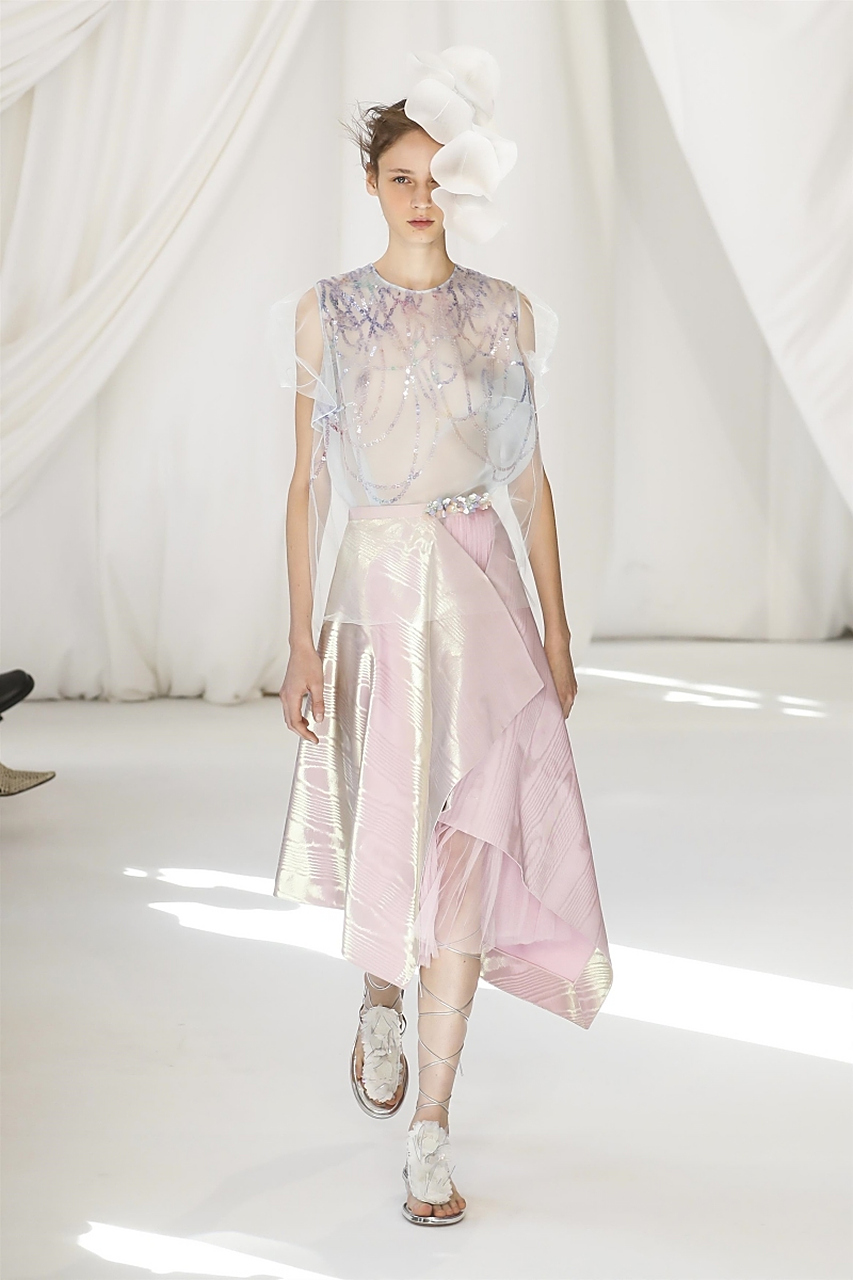 伦敦时装周上出现了一批让人惊讶的裸体模特,她们仅仅覆盖了一块透明