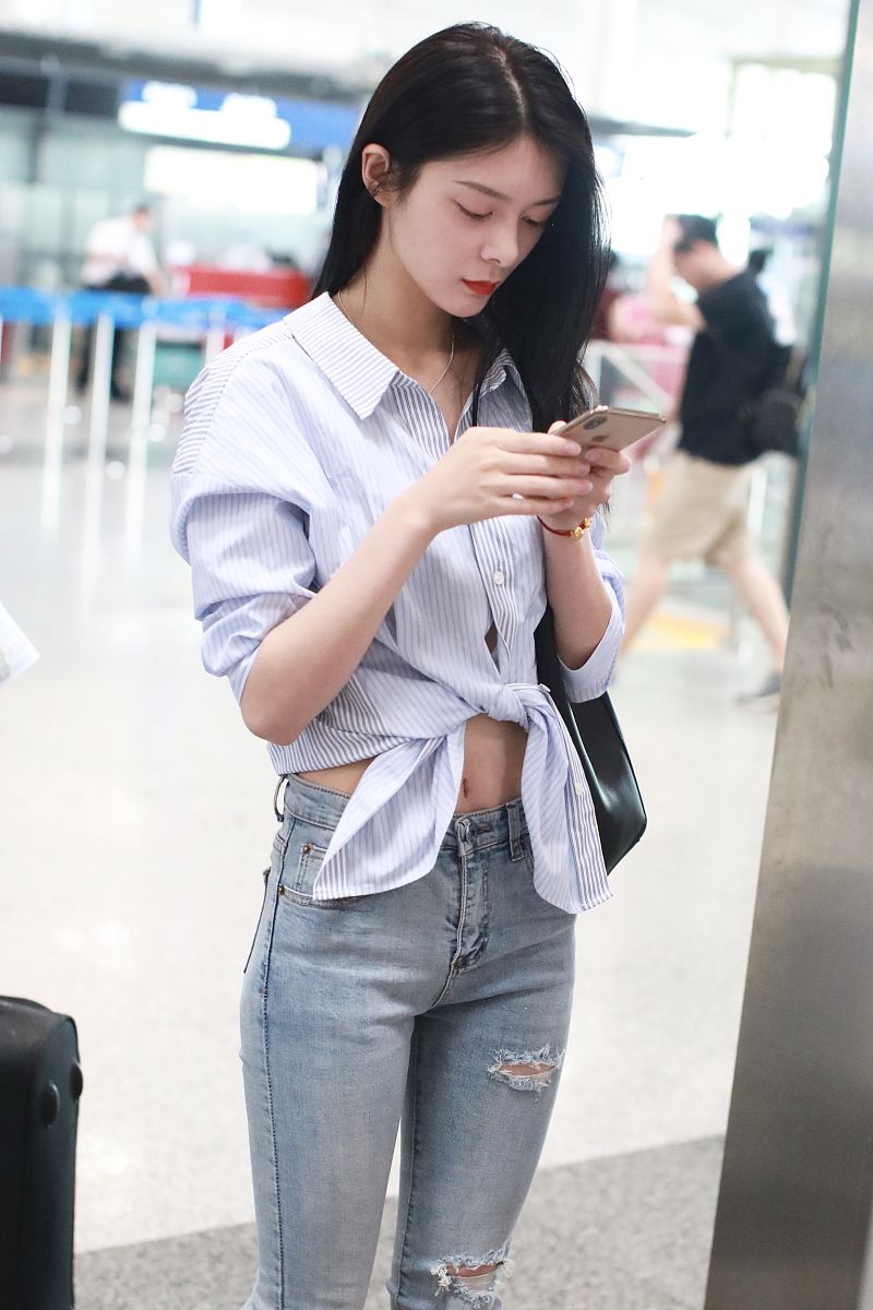 傅菁街拍:条纹打结露脐衬衣balenciaga包袋 下穿铅笔裤高挑纤瘦