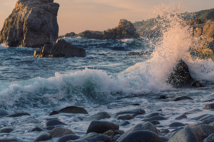 海浪冲刷着岩石,陆地向海水中间延伸,景色真的很美