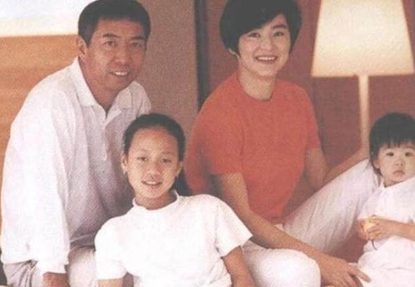 林青霞旧爱秦汉近照曝出,72岁仍帅气潇洒,儿子近年来却没有突破