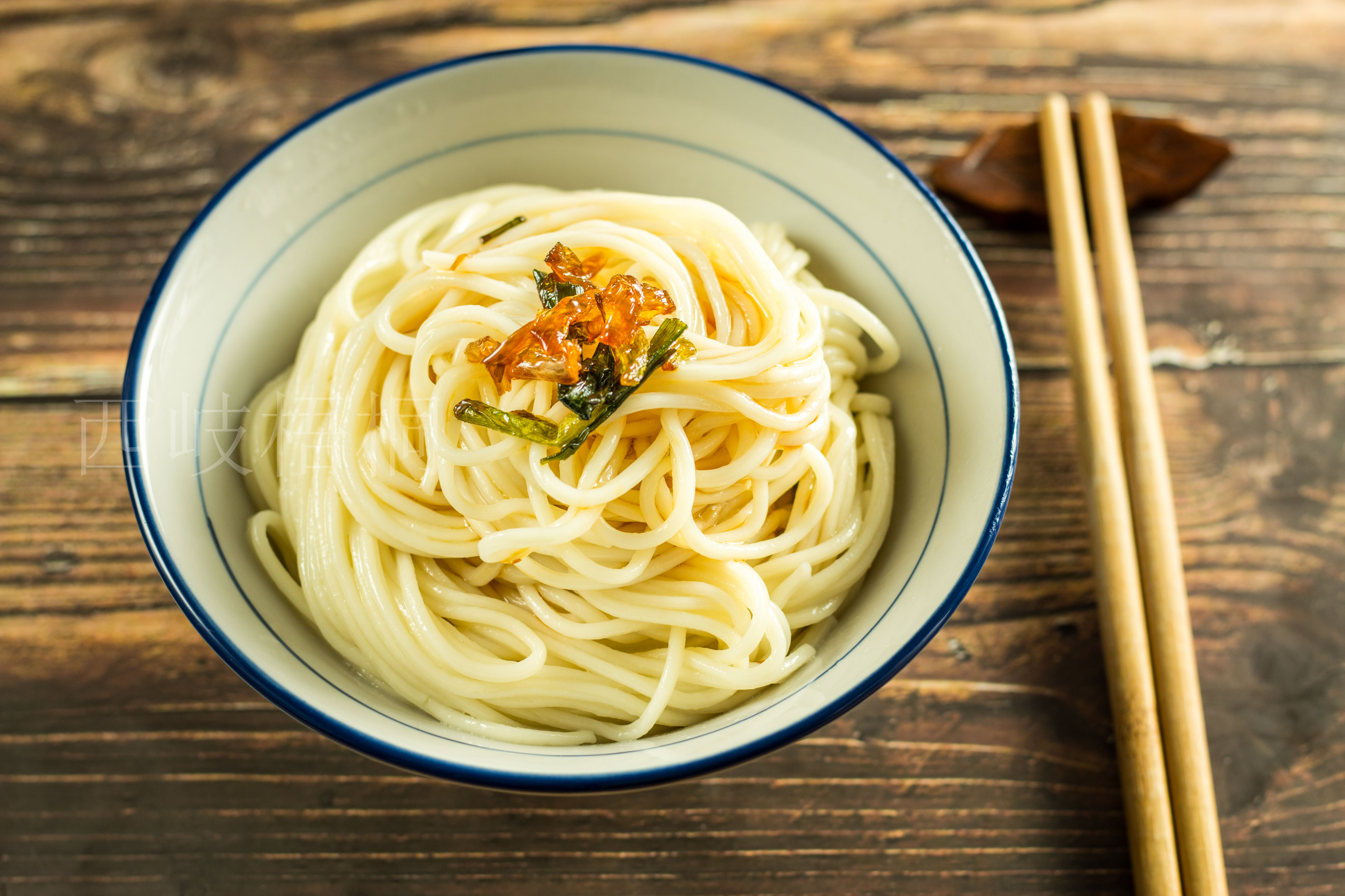 几块钱成本,葱香四溢油光闪亮的一碗拌面,伴着过去的回忆