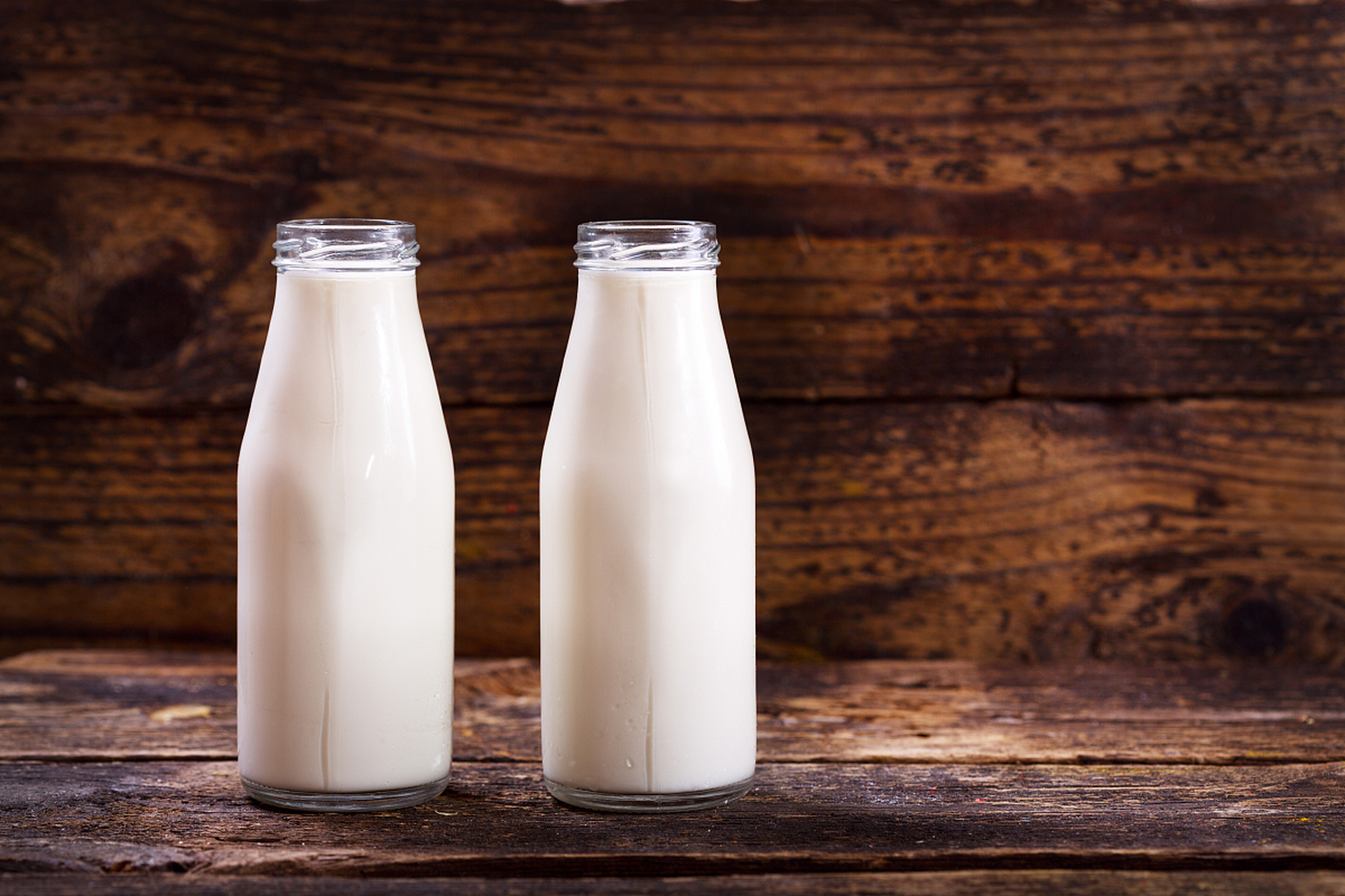 巴氏奶主要指72-85度巴氏杀菌的鲜奶,需要冷藏,保存期很短.