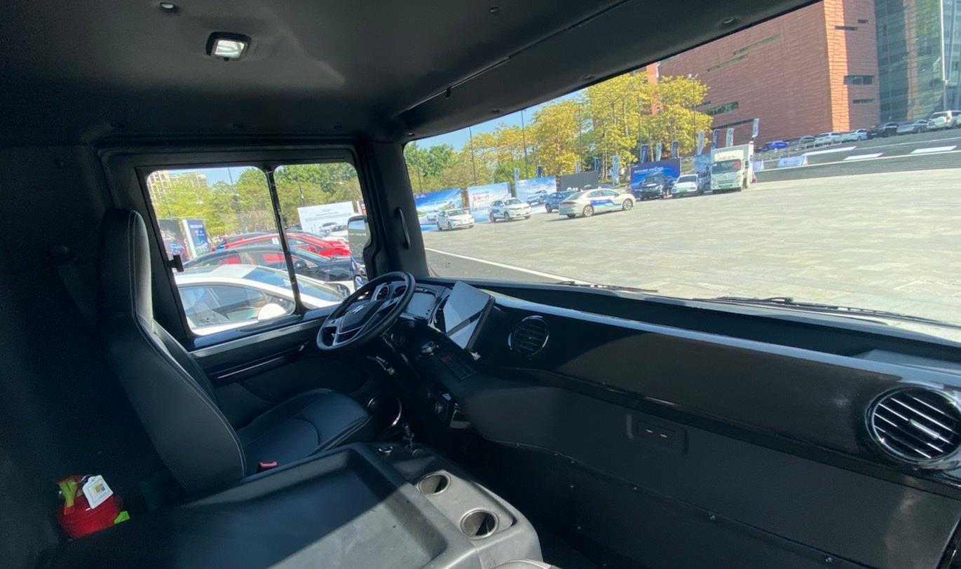 未来感超强 实拍电咖er600增程电动物流用车