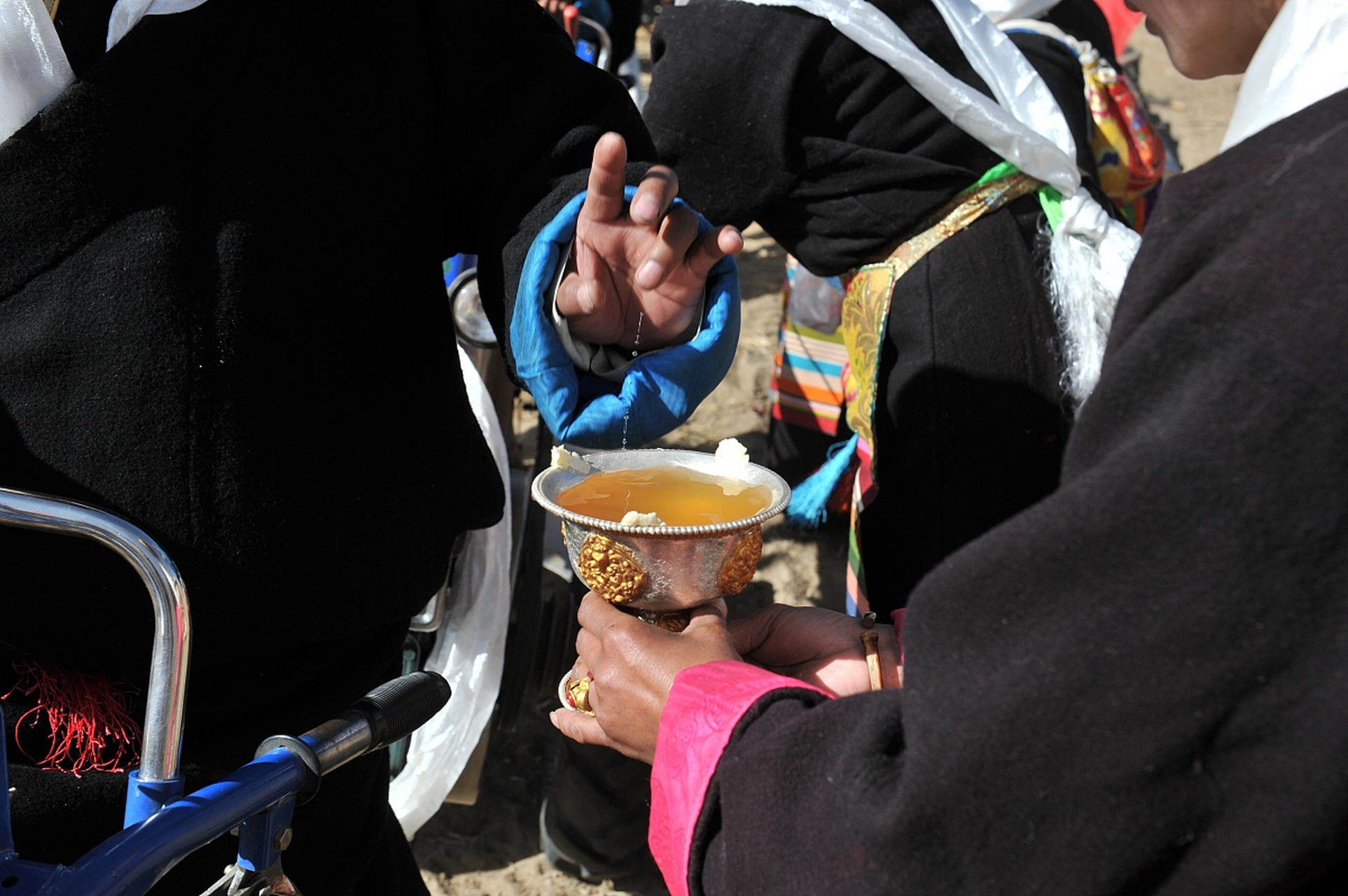 西藏各地的传统美食味道--青稞酒 青稞酒是藏族人民最喜欢喝的酒,以