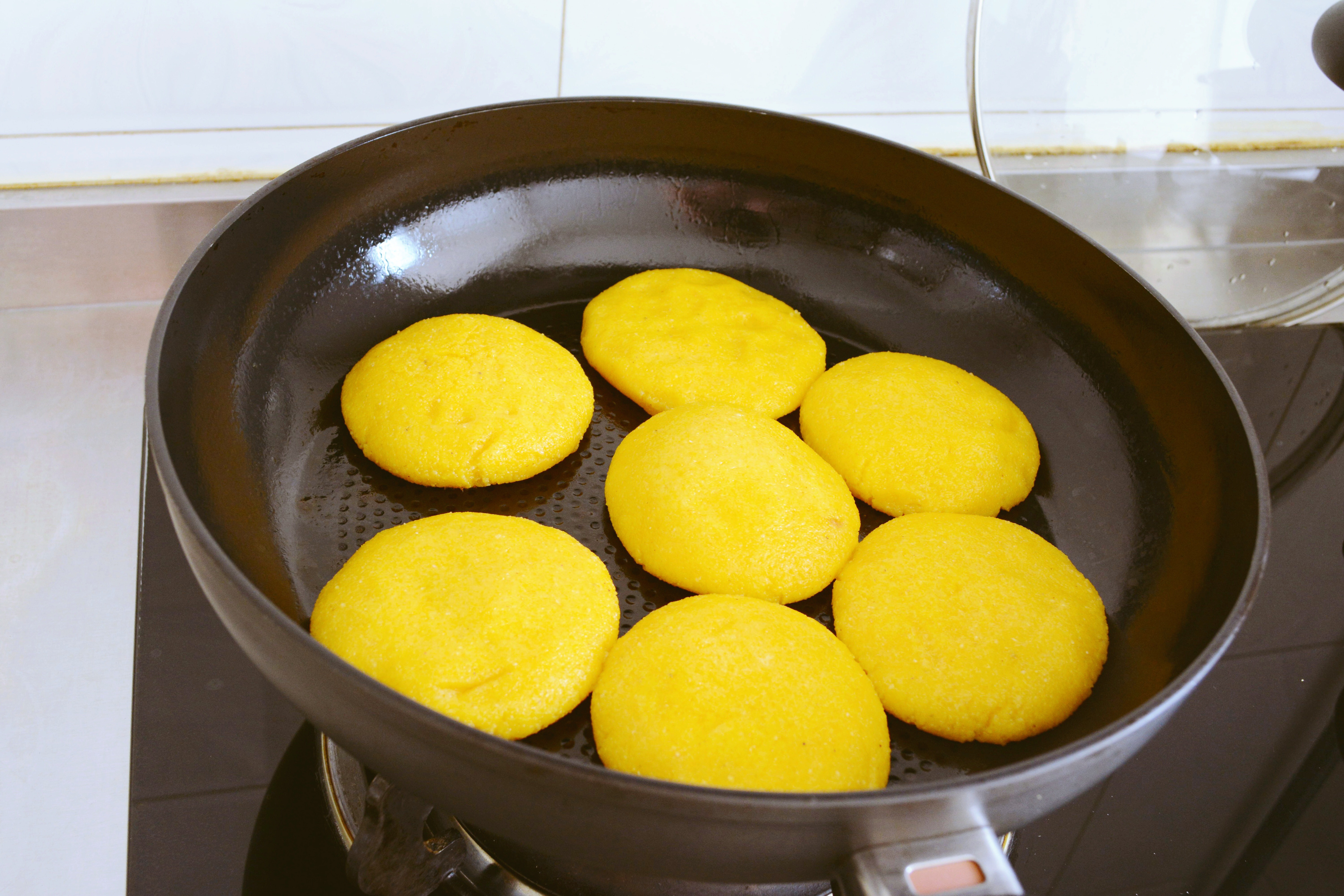 懒人也能做"贴饼子",面不沾手,粗粮健康又养胃,还不赶快收着