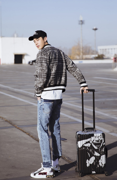 梁靖康:清爽阳光的白衣少年,一身简单清爽造型