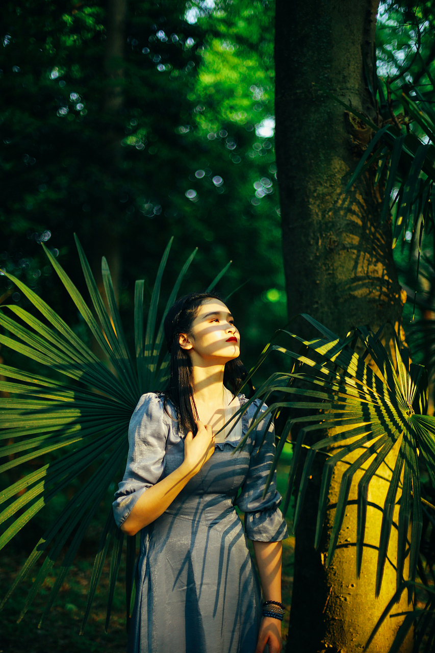 在人物摄影中,如何利用光线来突出人物的表情和轮廓? 7个方法:  1.