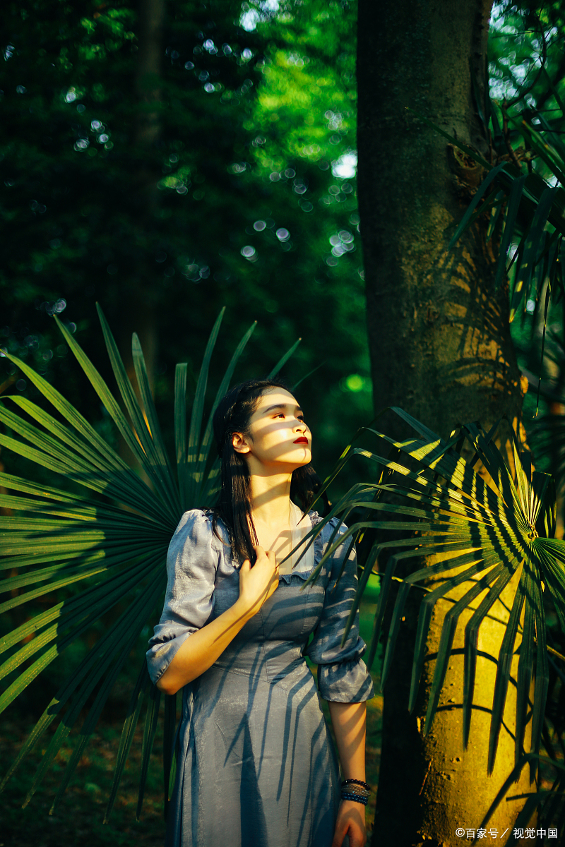 侧光:侧光可以在人物脸部产生明显的明暗对比,强调面部轮廓,使五官更